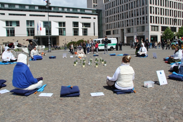 Meditation group in Parisien Platz